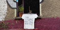 «I am a Yuppie and i kill your Kiez» steht am 14.09.2016 in Berlin auf dem Shirt an einem Haus an der Rigaer Straße