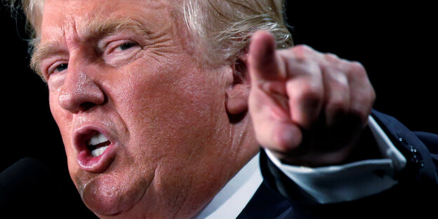 Trump mit ausgestrecktem Arm und Zeigefinger Trump mit ausgestrecktem Arm und Zeigefinger