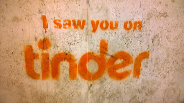 Der orangefarbene Schriftzug "I saw you on Tinder" Der orangefarbene Schriftzug "I saw you on Tinder"