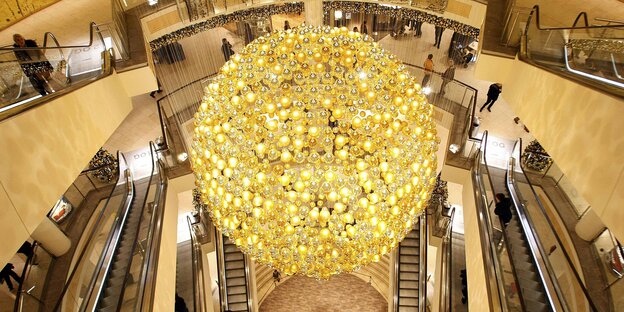 Großer Beleuchtungskörper in einer Shopping Mall Großer Beleuchtungskörper in einer Shopping Mall
