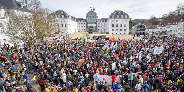 Eine große Menschenmenge auf dem Platz vor dem Saarbrückener Schloss Eine große Menschenmenge auf dem Platz vor dem Saarbrückener Schloss