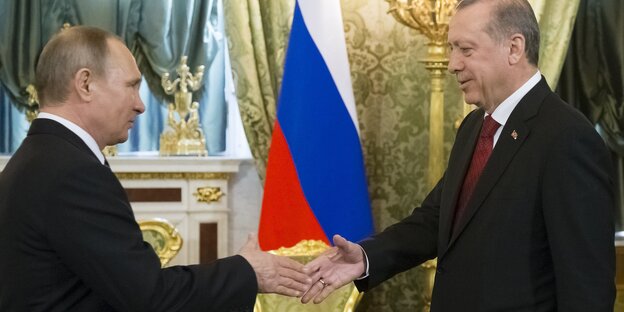 Erdoğan und Putin geben sich die Hand Erdoğan und Putin geben sich die Hand
