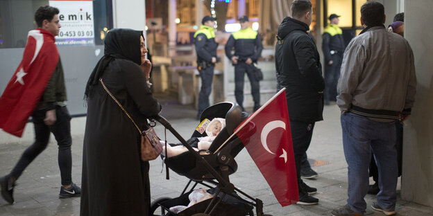 Frau mit Kinderwagen, an dem eine türkische Fahne befestigt ist Frau mit Kinderwagen, an dem eine türkische Fahne befestigt ist