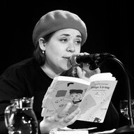 Frau mit Barrett liest aus einem Buch vor Frau mit Barrett liest aus einem Buch vor