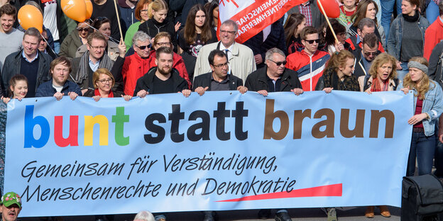 Demonstrant*innen gegen die NPD in Saarbrücken Demonstrant*innen gegen die NPD in Saarbrücken