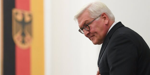 Frank-Walter Steinmeier neben einer Deutschlandfahne Frank-Walter Steinmeier neben einer Deutschlandfahne