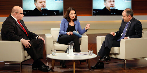 Kanzleramtsminister Peter Altmaier und der türkische Sportminister Akif Cagatay Kilic unterhalten sich in der Talkshow «Anne Will» mit der Moderatorin Kanzleramtsminister Peter Altmaier und der türkische Sportminister Akif Cagatay Kilic unterhalten sich in der Talkshow «Anne Will» mit der Moderatorin