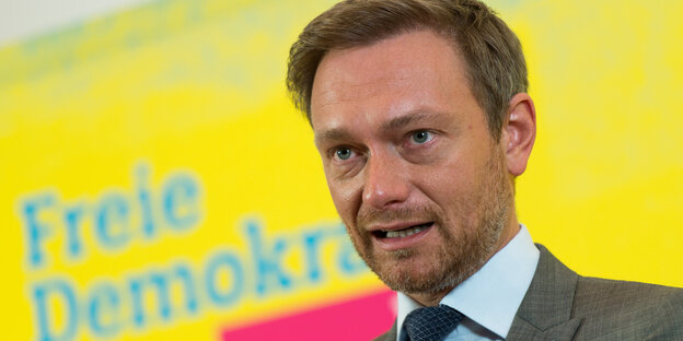 FDP-Chef Christian Lindner von einer gelben Wand mit der Aufschrift "Freie Demokraten"