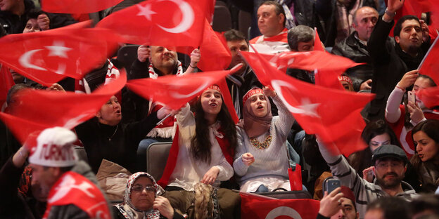 Türkische Fahnen werden von Erdogan-Anhängern geschwenkt Türkische Fahnen werden von Erdogan-Anhängern geschwenkt