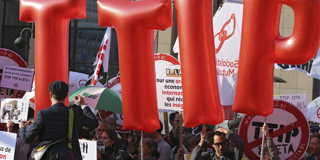 Anti-TTIP-Demonstranten Anti-TTIP-Demonstranten