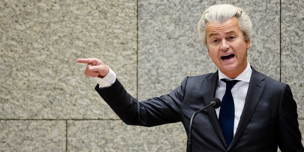 Geert Wilders zeigt mit seinem rechten Zeigefinger nach rechts Geert Wilders zeigt mit seinem rechten Zeigefinger nach rechts