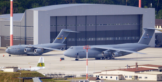 Zwei amerikanische Transportflugzeuge auf der Airbase Ramstein Zwei amerikanische Transportflugzeuge auf der Airbase Ramstein