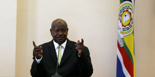 Der ugandische Präsident Yoweri Museveni geht aus einer Tür