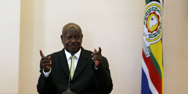 Der ugandische Präsident Yoweri Museveni geht aus einer Tür Der ugandische Präsident Yoweri Museveni geht aus einer Tür
