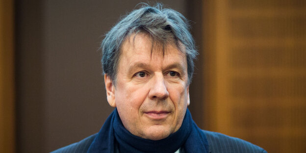 Nahaufnahme von Jörg Kachelmann mit Schal und Jackett Nahaufnahme von Jörg Kachelmann mit Schal und Jackett