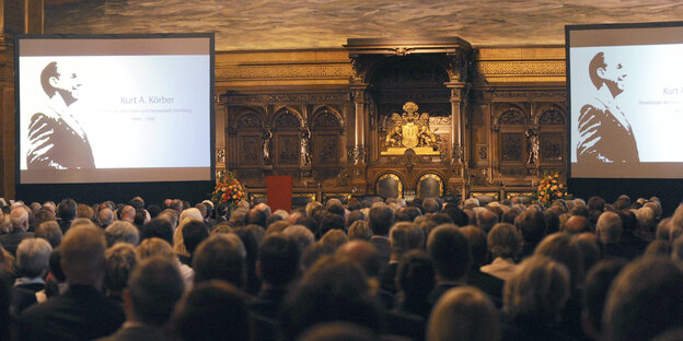 Bei einem Festakt zu seinem 100. Geburtstag 2009 im Hamburger Rathaus wird Kurt A. Körbers Schattenriss überlebensgroß projiziert Bei einem Festakt zu seinem 100. Geburtstag 2009 im Hamburger Rathaus wird Kurt A. Körbers Schattenriss überlebensgroß projiziert