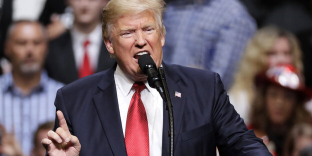 Donald Trump mit erhobenem Zeigefinger Donald Trump mit erhobenem Zeigefinger
