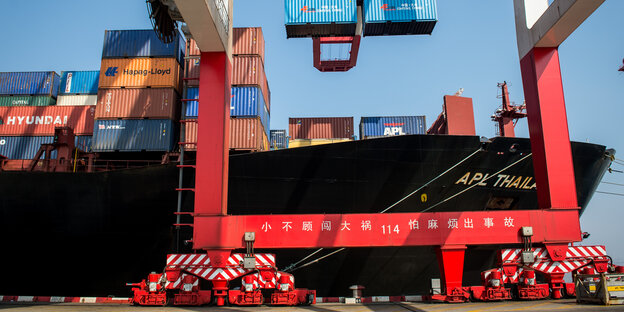Ein Containerschiff wird beladen Ein Containerschiff wird beladen