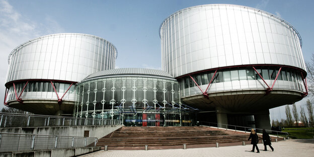 Ein großes silberfarbiges Gebäude Ein großes silberfarbiges Gebäude