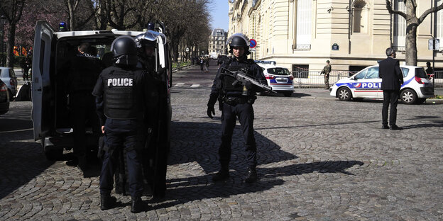 Polizisten in Paris Polizisten in Paris
