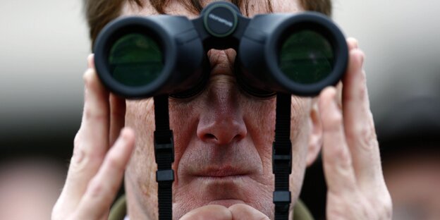 Ein Mann mit Fernglas Ein Mann mit Fernglas