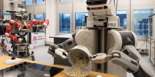 Ein Roboter bei der Popkorn-Herstellung. Ein Roboter bei der Popkorn-Herstellung.