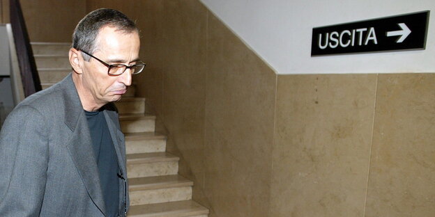Sportarzt Michele Ferrari mit trauriger Miene im Treppenhaus Sportarzt Michele Ferrari mit trauriger Miene im Treppenhaus