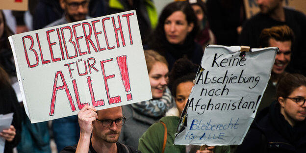 Demonstranten halten Schilder mit der Aufschrift "Bleiberecht für alle" hoch Demonstranten halten Schilder mit der Aufschrift "Bleiberecht für alle" hoch