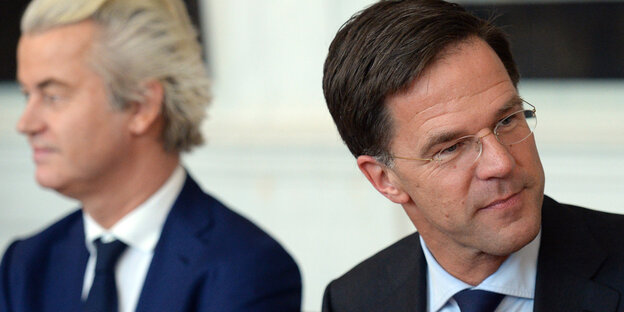 Geert Wilders und Mark Rutte sitzen nebeneinander. Rutte schaut von Wilders weg Geert Wilders und Mark Rutte sitzen nebeneinander. Rutte schaut von Wilders weg