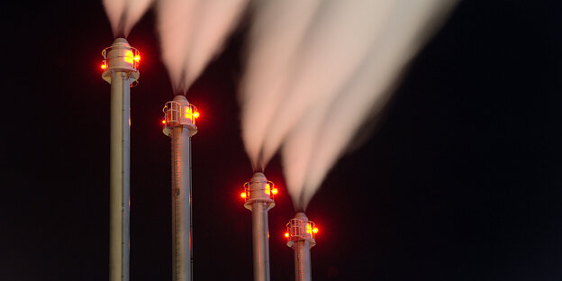 Schornsteine bei Nacht, aus denen es raucht Schornsteine bei Nacht, aus denen es raucht