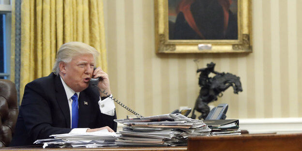 Trump, im Oval Office telefonierend Trump, im Oval Office telefonierend