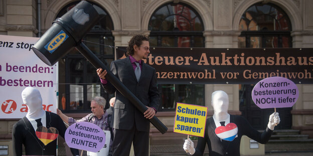 Menschen mit Protestzubehör in den Händen Menschen mit Protestzubehör in den Händen