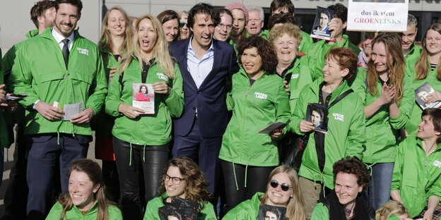 Die Groen-Links-Partei posiert mit grünen T-Shirts Die Groen-Links-Partei posiert mit grünen T-Shirts