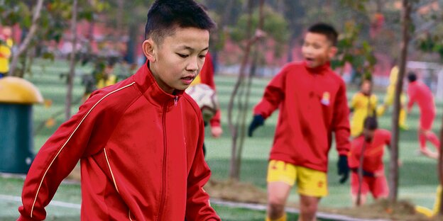 Jungs in China spielen Fußball Jungs in China spielen Fußball