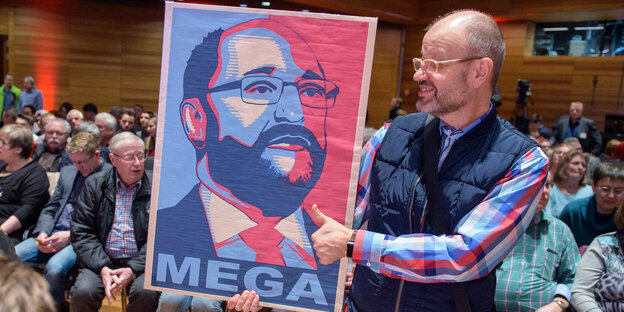 SPD-Anhänger mit Martin-Schulz-Plakat SPD-Anhänger mit Martin-Schulz-Plakat