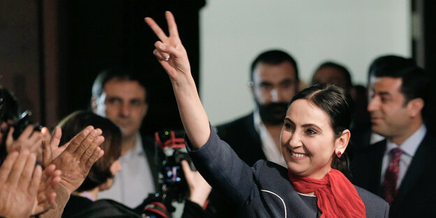 Die HDP-Vorsitzende Figen Yüksekdağ zeigt ein Victory zeichen 2015 Die HDP-Vorsitzende Figen Yüksekdağ zeigt ein Victory zeichen 2015