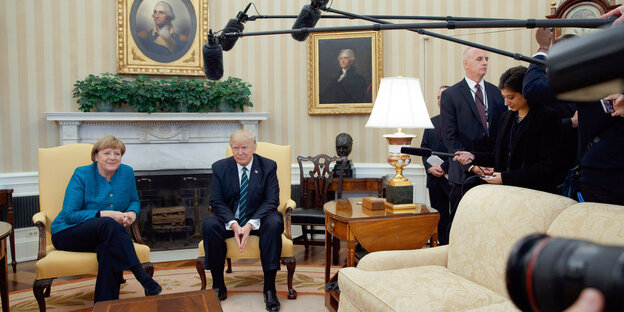 Merkel sitzt neben Trump im Oval Office Merkel sitzt neben Trump im Oval Office