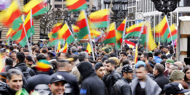 Viele Menschen mit kurdischen Flaggen Viele Menschen mit kurdischen Flaggen