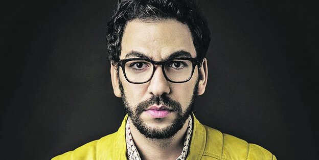 Frontal-Porträt des Mannes mit Hornbrille und dunklem Haar Frontal-Porträt des Mannes mit Hornbrille und dunklem Haar