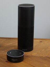 Eine Lautsprechersäule. Das ist Alexa Eine Lautsprechersäule. Das ist Alexa