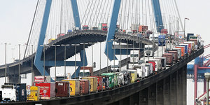 Lastwagen auf der Köhlbrandbrücke im Hamburger Hafen