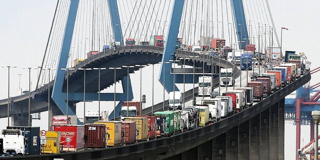 Lastwagen auf der Köhlbrandbrücke im Hamburger Hafen Lastwagen auf der Köhlbrandbrücke im Hamburger Hafen