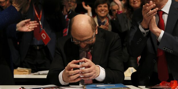 Martin Schulz sitzt mit gesenktem Haupt und aneinander gelegten Fingerspitzen da Martin Schulz sitzt mit gesenktem Haupt und aneinander gelegten Fingerspitzen da