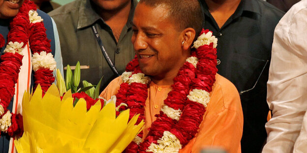Yogi Adityanath bekommt Geschenke Yogi Adityanath bekommt Geschenke