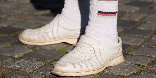 Sandalen mit Tennissocken und verwaschener Deutschlandflagge Sandalen mit Tennissocken und verwaschener Deutschlandflagge