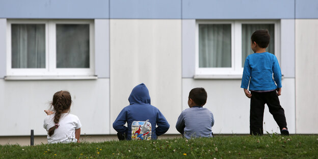 Kinder vor einer Unterkunft Kinder vor einer Unterkunft