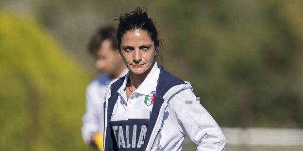 Trainerin Patricia Panico steht auf einem Fußballplatz Trainerin Patricia Panico steht auf einem Fußballplatz