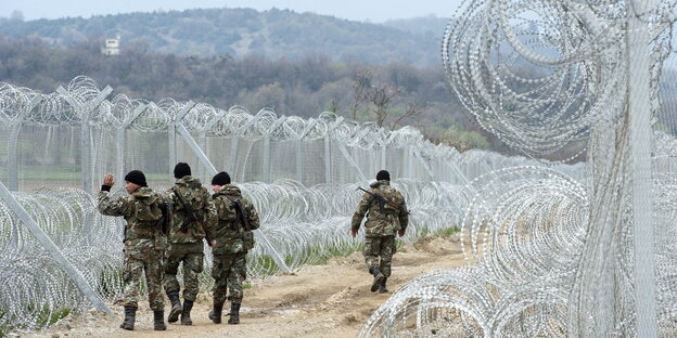 Mazedonische Soldaten patrouillieren an der mazedonisch-griechischen Grenze zwischen hohen Nato-Stacheldraht-Zäunen Mazedonische Soldaten patrouillieren an der mazedonisch-griechischen Grenze zwischen hohen Nato-Stacheldraht-Zäunen