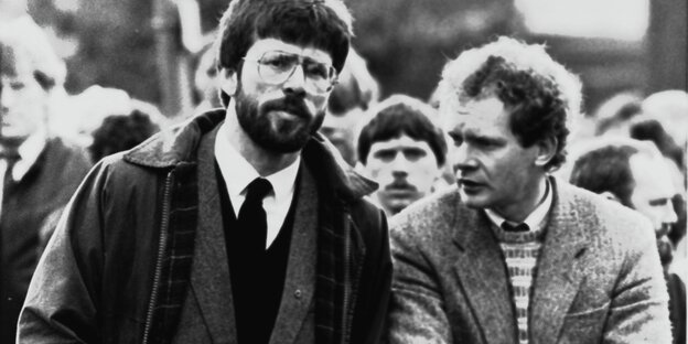 Gerry Adams und Martin McGuiness auf einem Schwarz-Weiß.Foto aus dem Jahr 1987 Gerry Adams und Martin McGuiness auf einem Schwarz-Weiß.Foto aus dem Jahr 1987