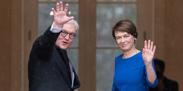 Frank-Walter Steinmeier und seine Frau winken in die Kamera Frank-Walter Steinmeier und seine Frau winken in die Kamera